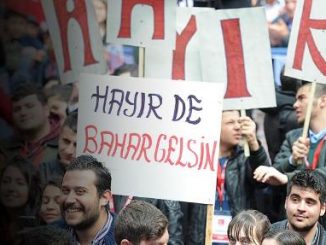 Miting öncesi hayır pankartlarına saldırı