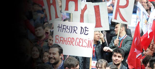 Miting öncesi hayır pankartlarına saldırı